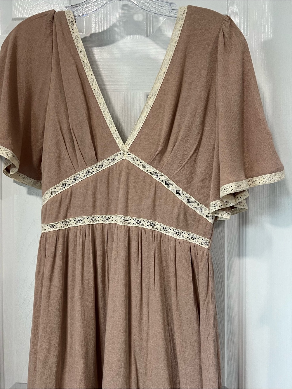 Maxi Dress with Lace Trim Beautiful detail on the backElegant taupe maxi dress - Picture 4 of 6